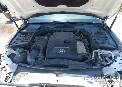 2015 Mercedes-Benz C 300 Luxury/Sport z USA, uszkodzony, nr VIN 55SWF4JB3FU081407